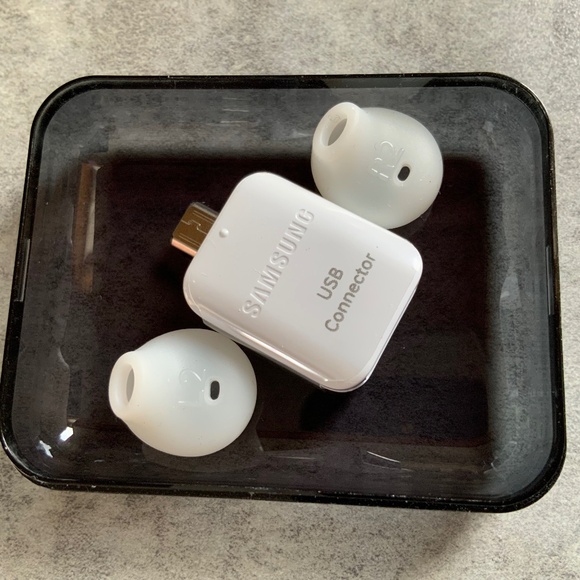 Samsung Other - Samsung USB Connector, Ear Bud Covers and carrying Case